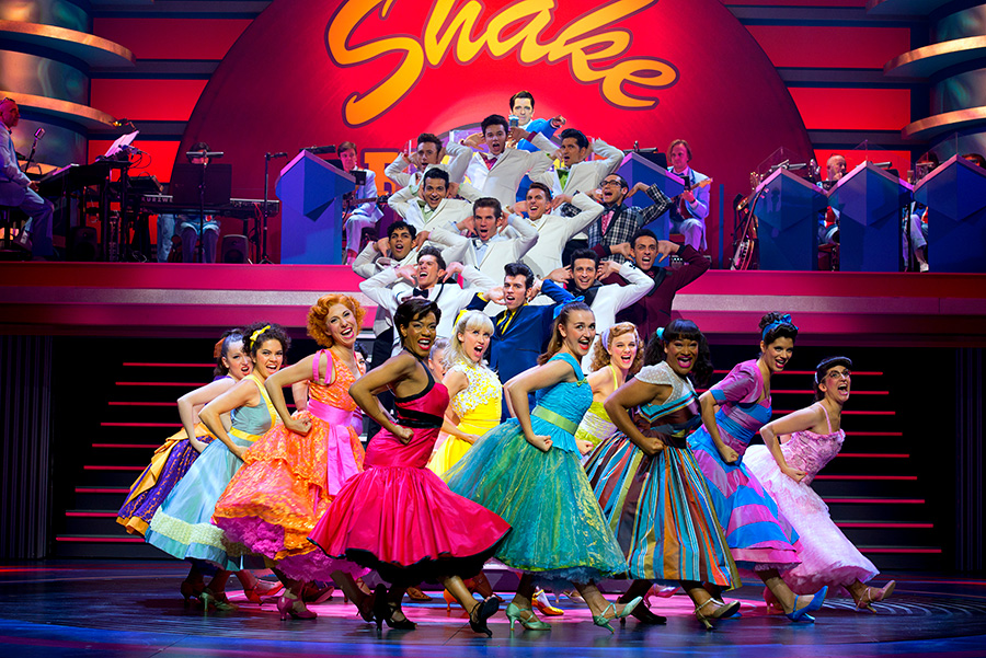 La troupe de "Grease" au Théâtre Mogador – Photo : Alessandro Pinna