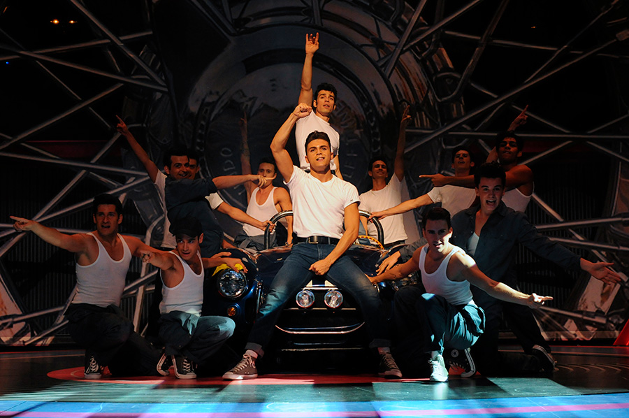 Yanis Si Ahmed, Alexis Loizon et la troupe de "Grease" au Théâtre Mogador – Photo : Alessandro Pinna