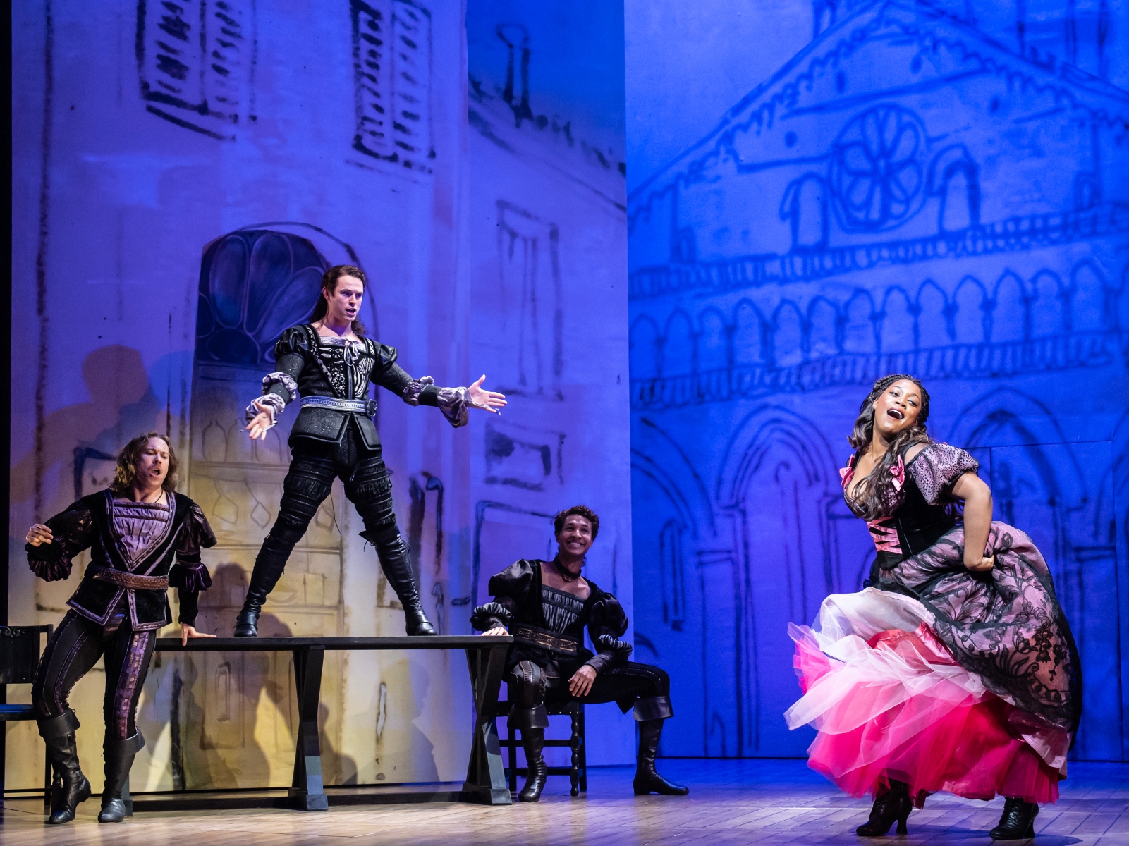 Carl Au, Charlie Stemp, Jordan Crouch et Georgina Onuorah dans Kiss Me, Kate